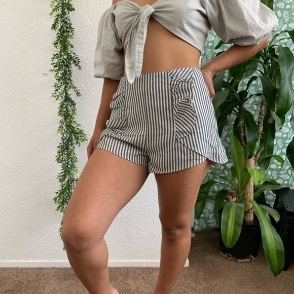 Line & Dot shorts - Picture 3 of 8